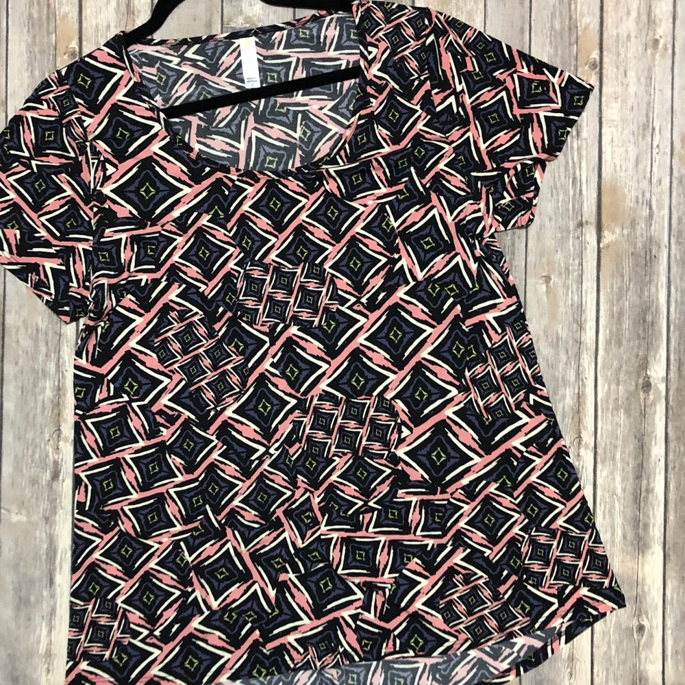 ♦️2/$30 LuLaRoe Classic T